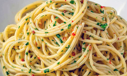 Warm bowl of freshly cooked spaghetti with olive oil
